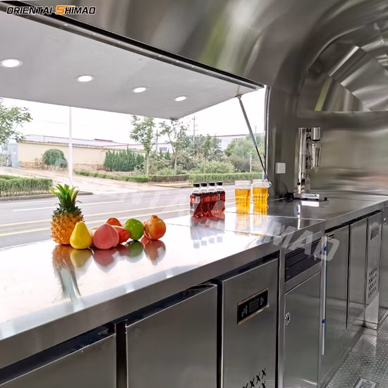 Neuer mobiler Fast-Food-Reiseanhänger von Airstream mit Farbaufkleber für die Anhängerkupplung